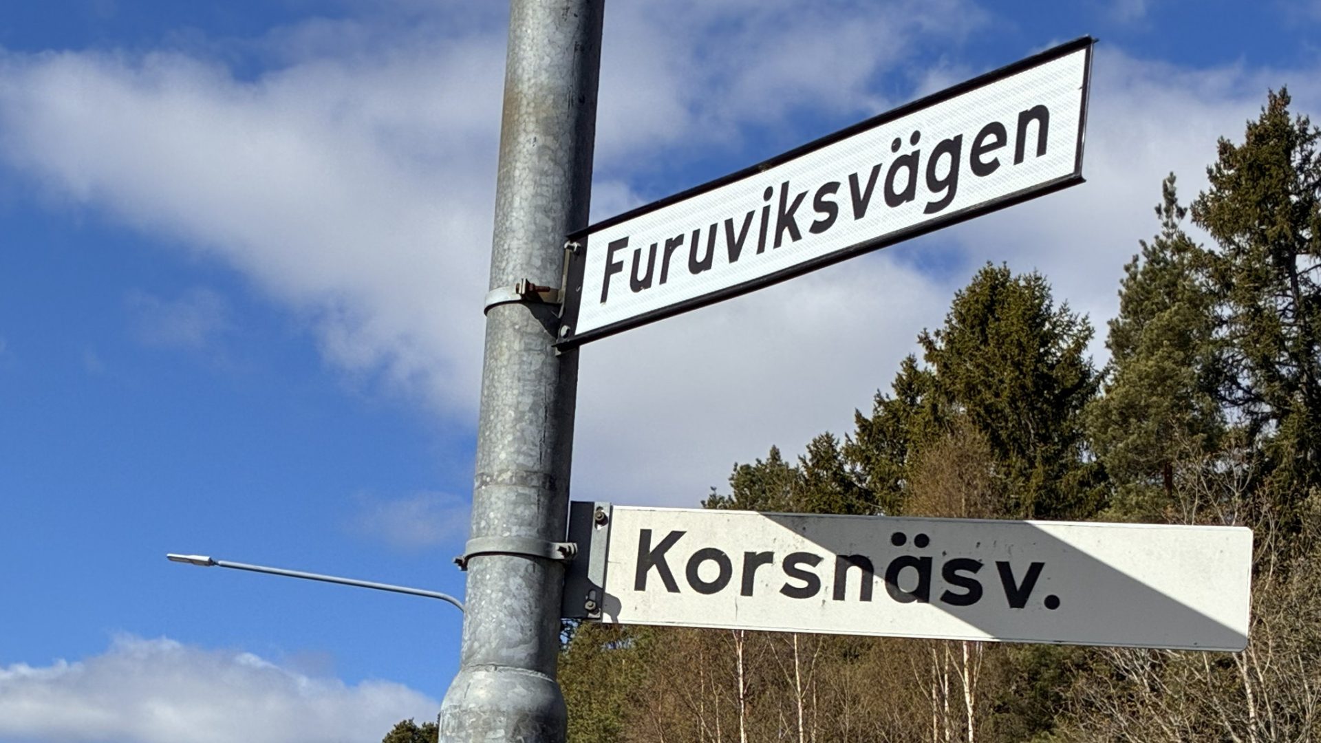 Stolpe och två vägskyltar