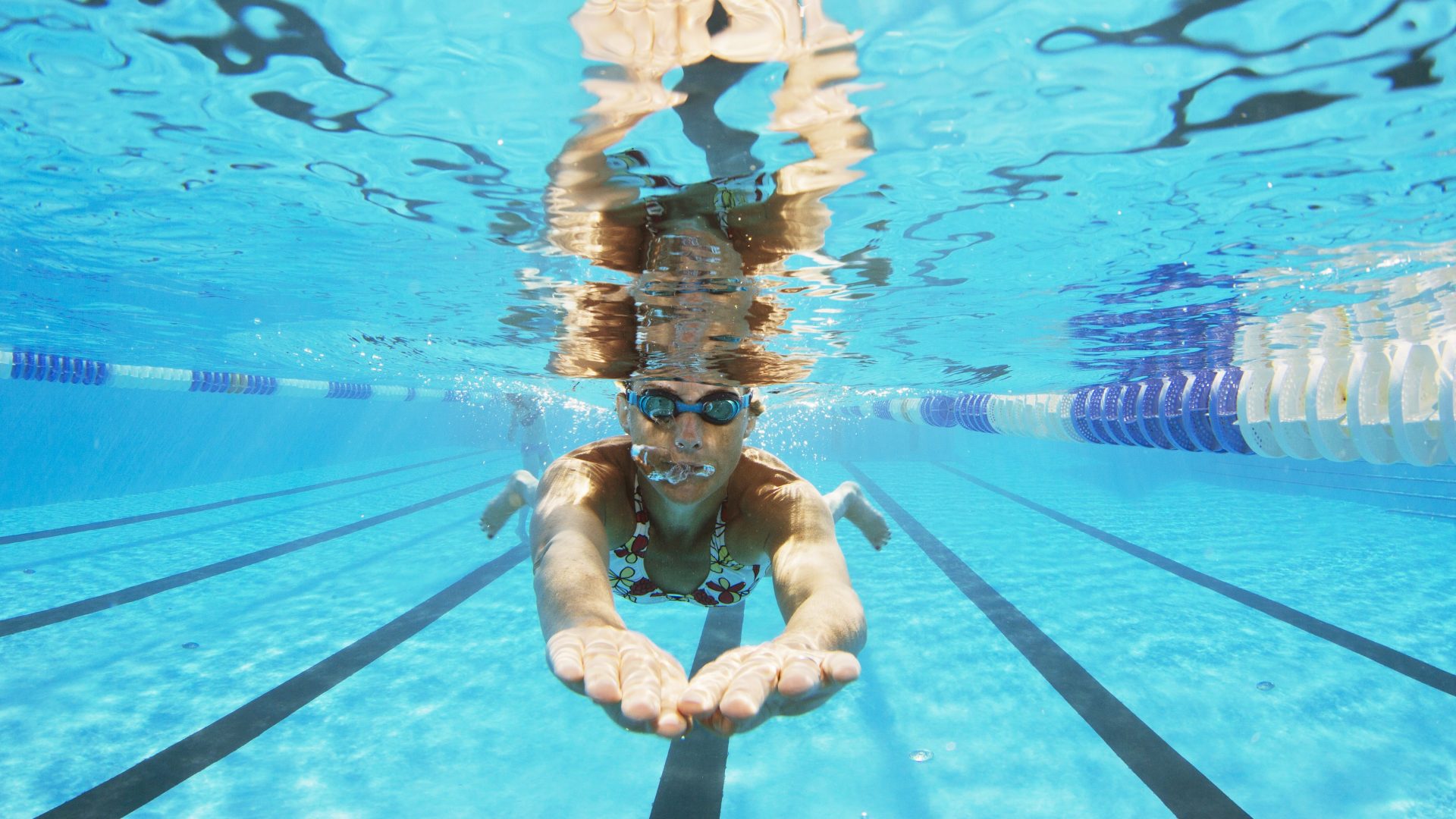 Person som simmar i en pool