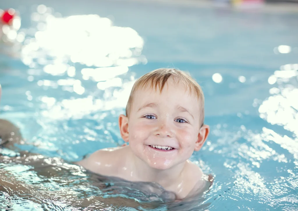 Pojke som badar i en pool.
