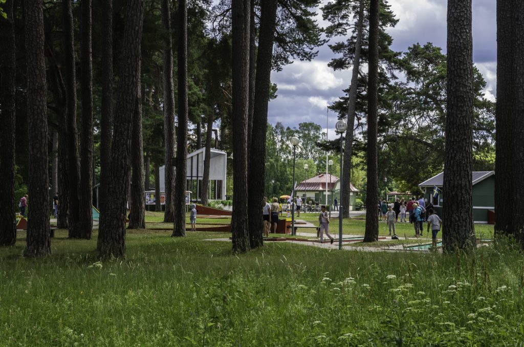 Människor i park och spelar minigolf.