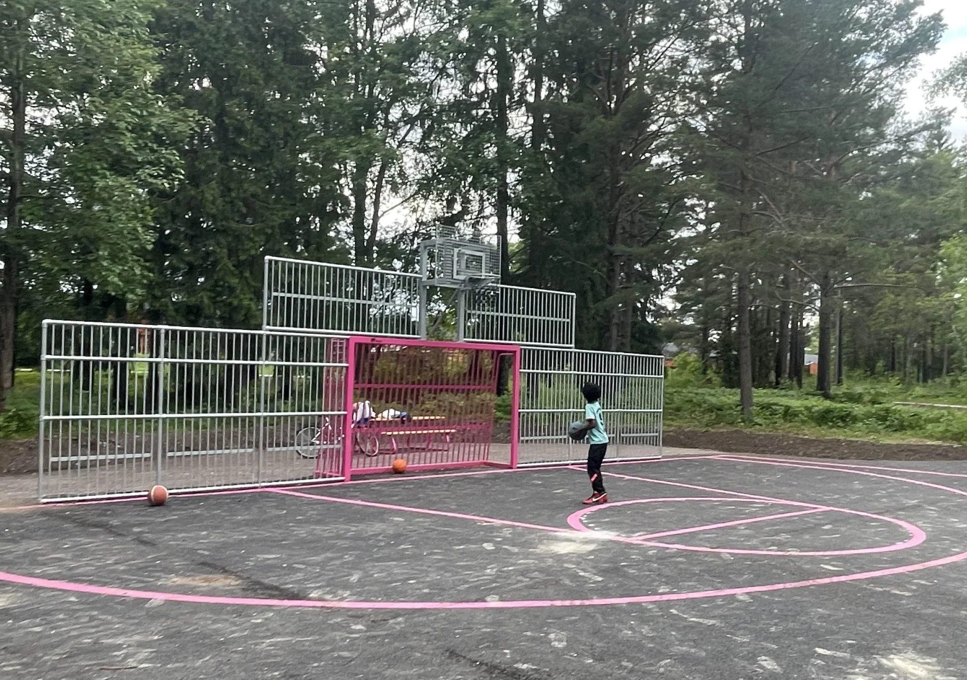 Barn som spelar basket.