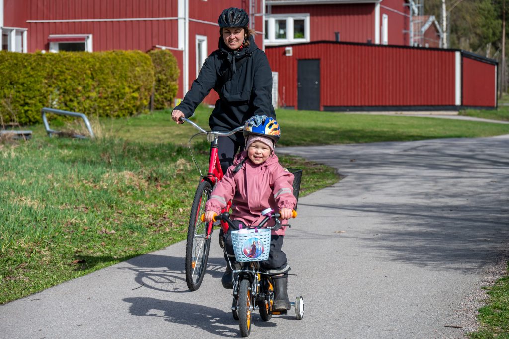 barn och vuxen som cyklar