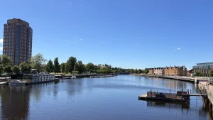 Somrigt foto som visar norra och södra skeppsbron mot Gävle