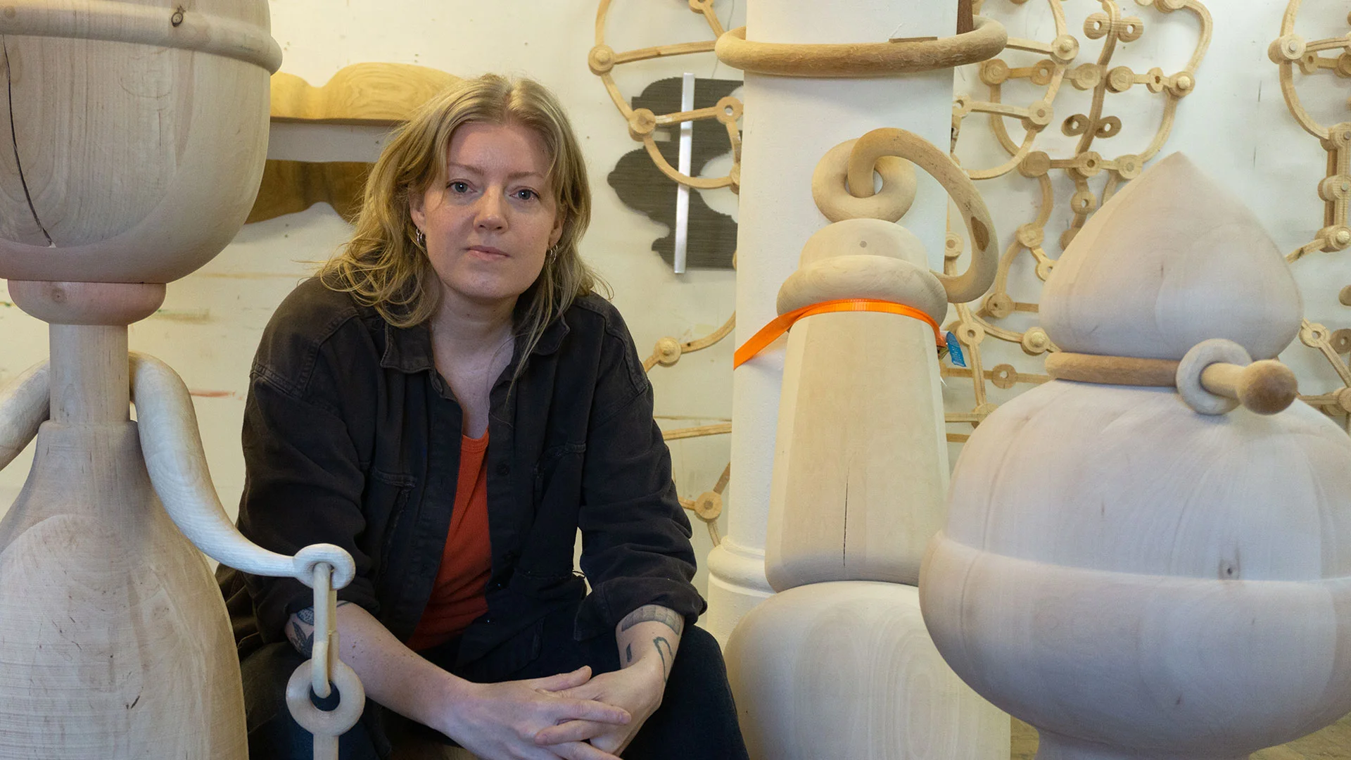 Porträtt av en person i en ateljé