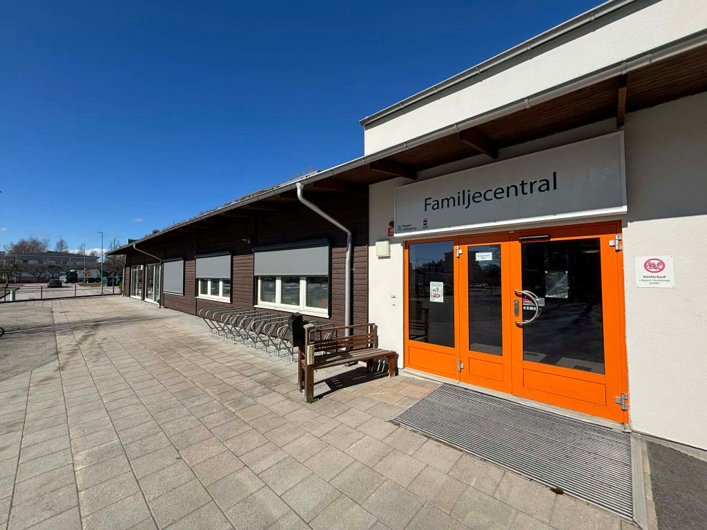 Byggnad med entré till Sätra familjecentral