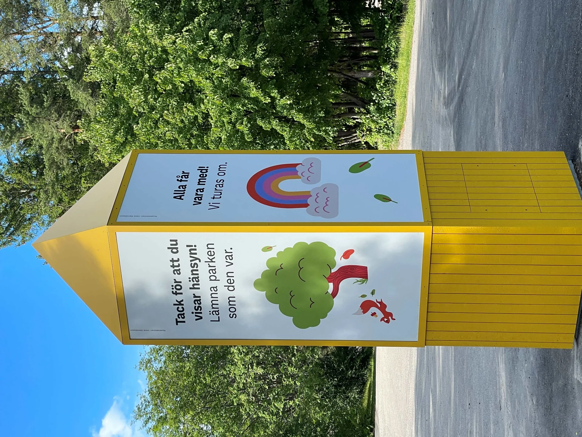 Stolpe med text i lekpark.