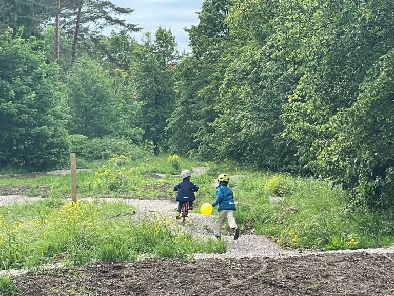 Två barn som cyklar.