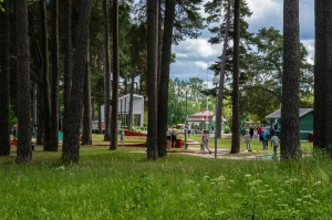 människor i Boulognerskogen som spelar minigolf