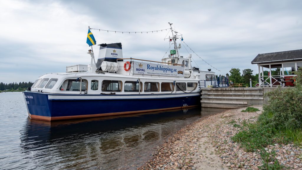 Limöbåten vid bryggan på Limön