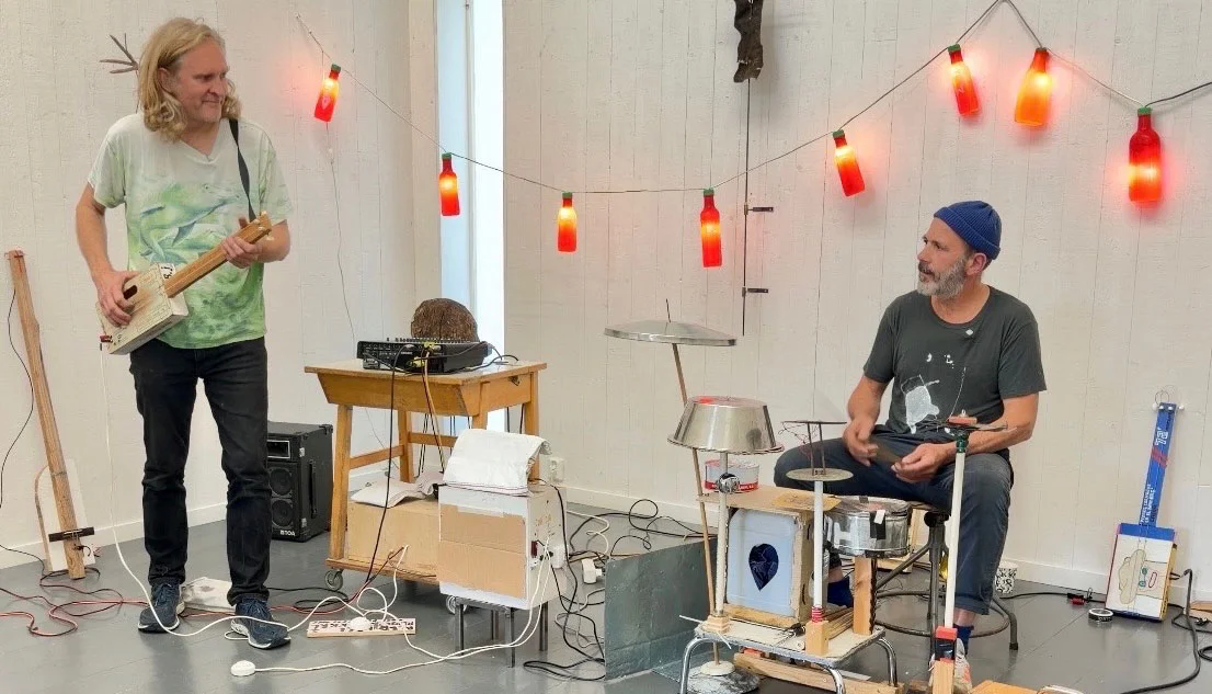 Två musiker spelar