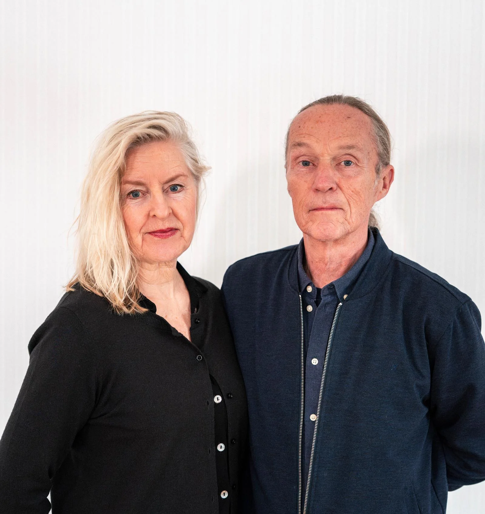 Två författare bredvid varandra