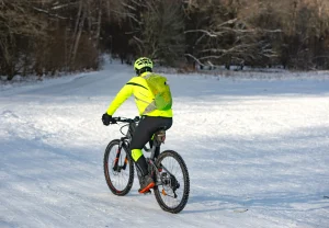 Person som cyklar på vinterunderlag.