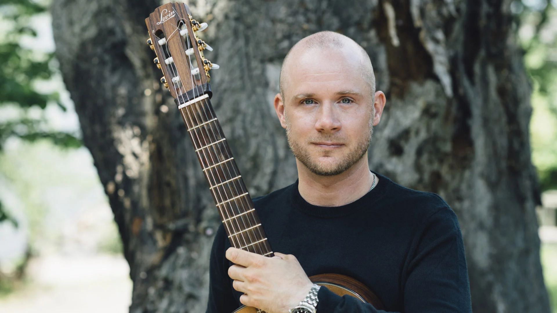porträtt på en man och en gitarr