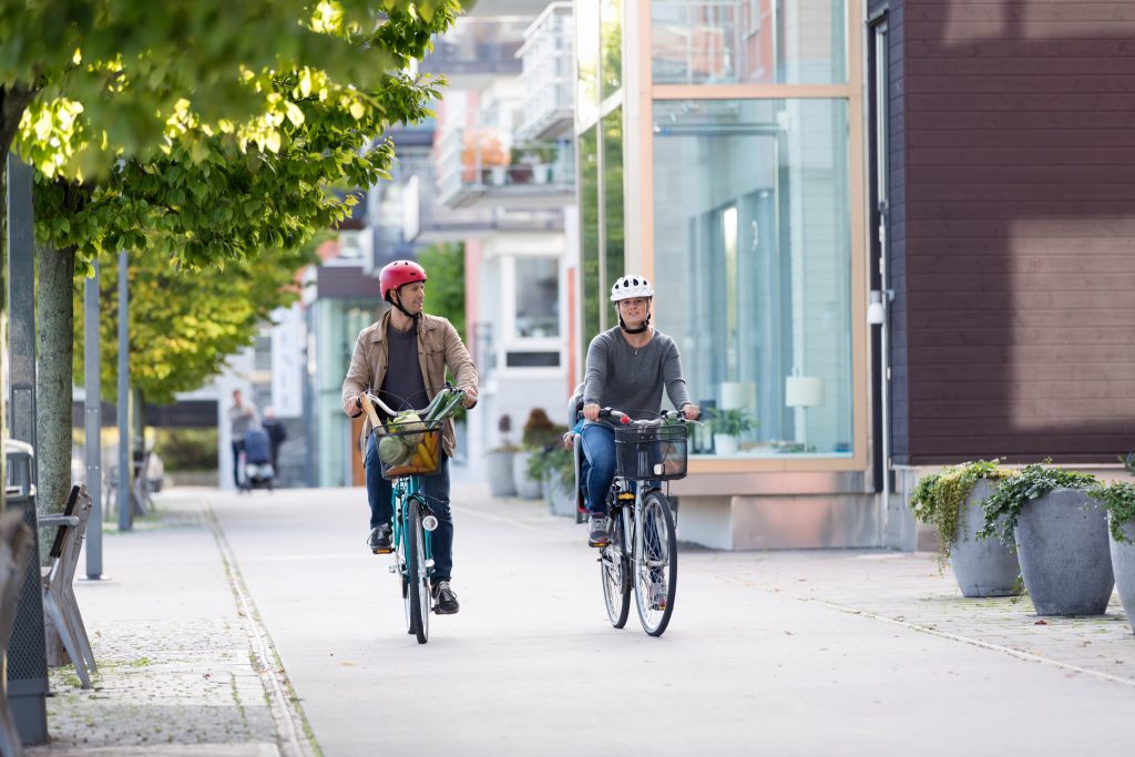 Man och kvinna på cykel