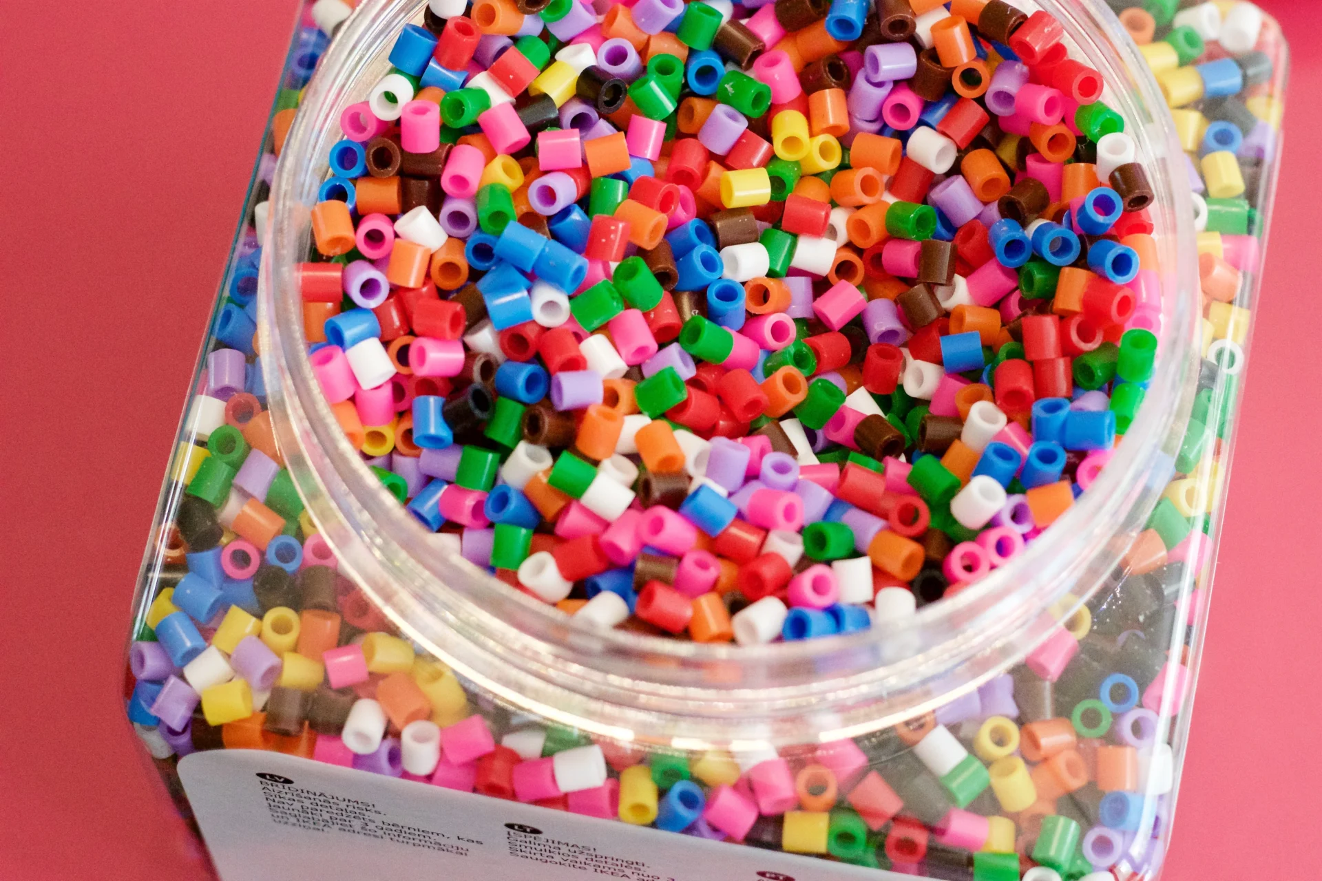 Plastpärlor i en burk