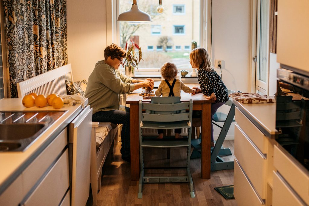 Barnfamilj vid ett köksbord